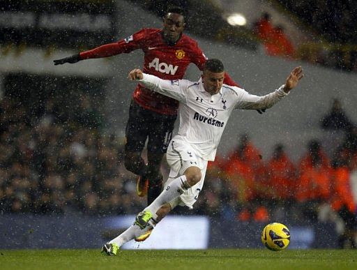 Manchester United's Danny Welbeck (L) vies with Tottenham Hotspur's Kyle Walker in London on January 20, 2013